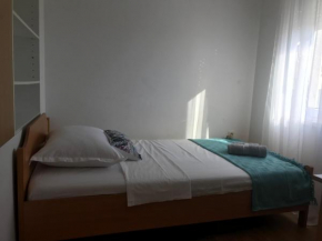 Lovely 3-bedroom condo with free parking and wifi.